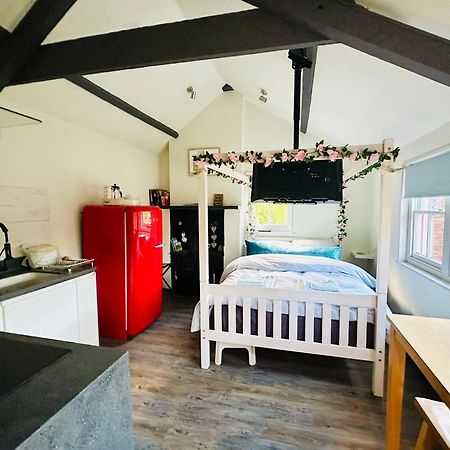 Tiny Romantic Retreat With Hot Tub On A Country Estate Near Cardigan Bay In Eryri Snowdonia Llanbedr  Exteriör bild