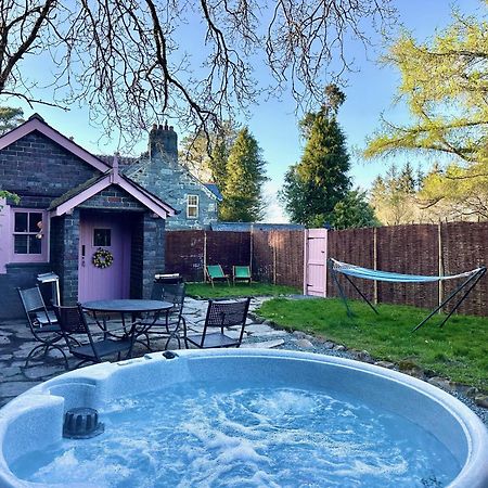 Tiny Romantic Retreat With Hot Tub On A Country Estate Near Cardigan Bay In Eryri Snowdonia Llanbedr  Exteriör bild
