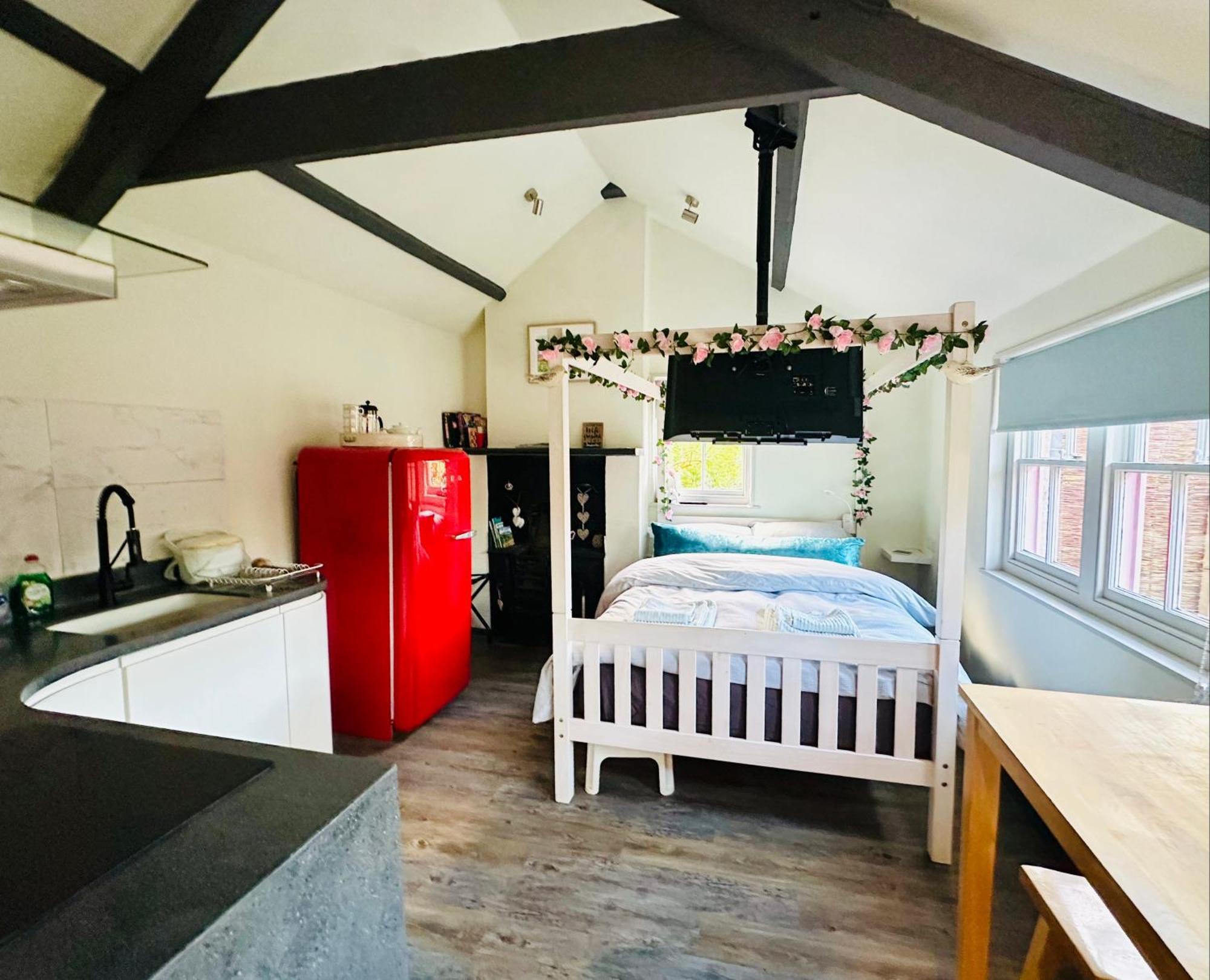 Tiny Romantic Retreat With Hot Tub On A Country Estate Near Cardigan Bay In Eryri Snowdonia Llanbedr  Exteriör bild