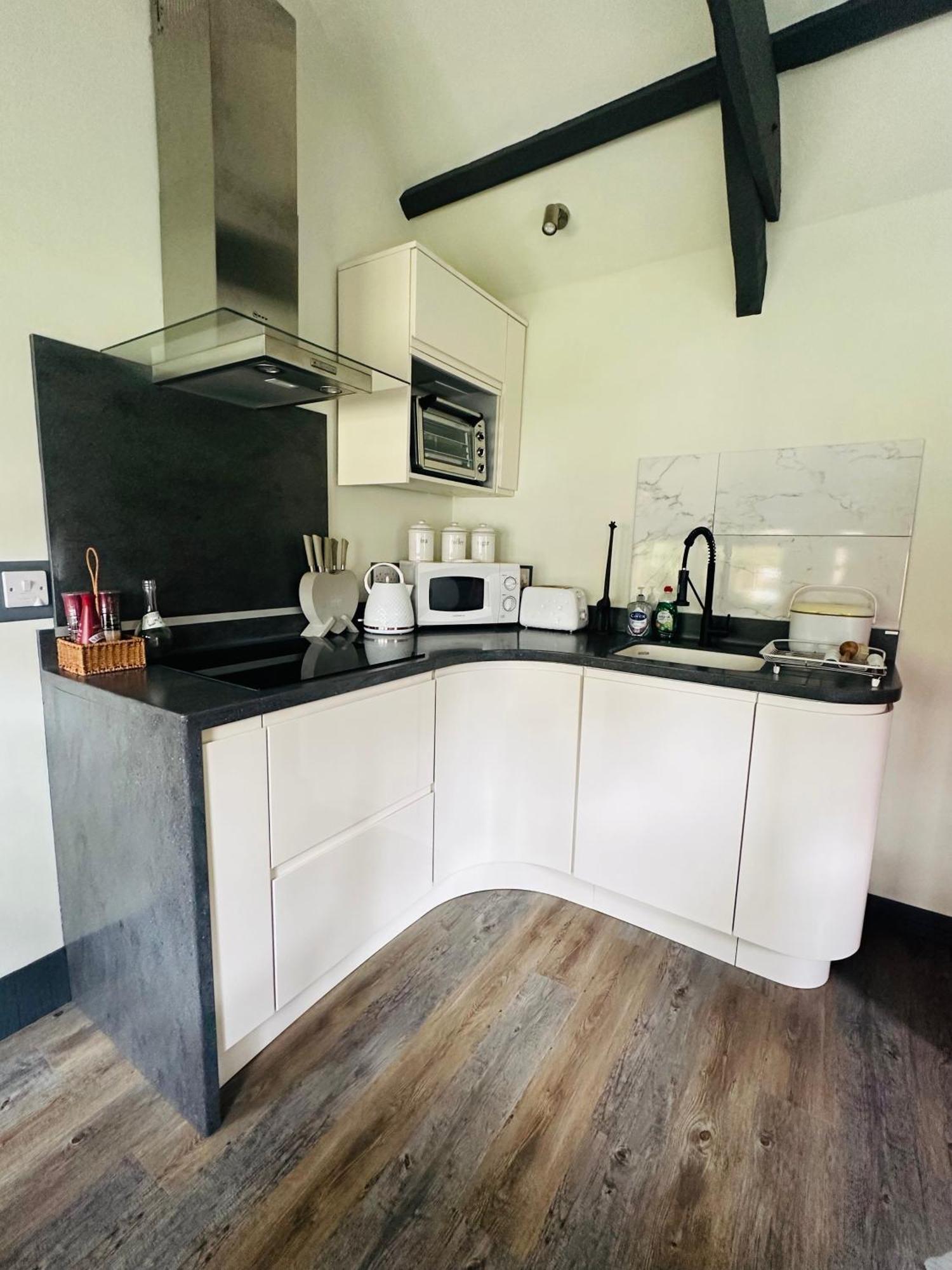 Tiny Romantic Retreat With Hot Tub On A Country Estate Near Cardigan Bay In Eryri Snowdonia Llanbedr  Exteriör bild