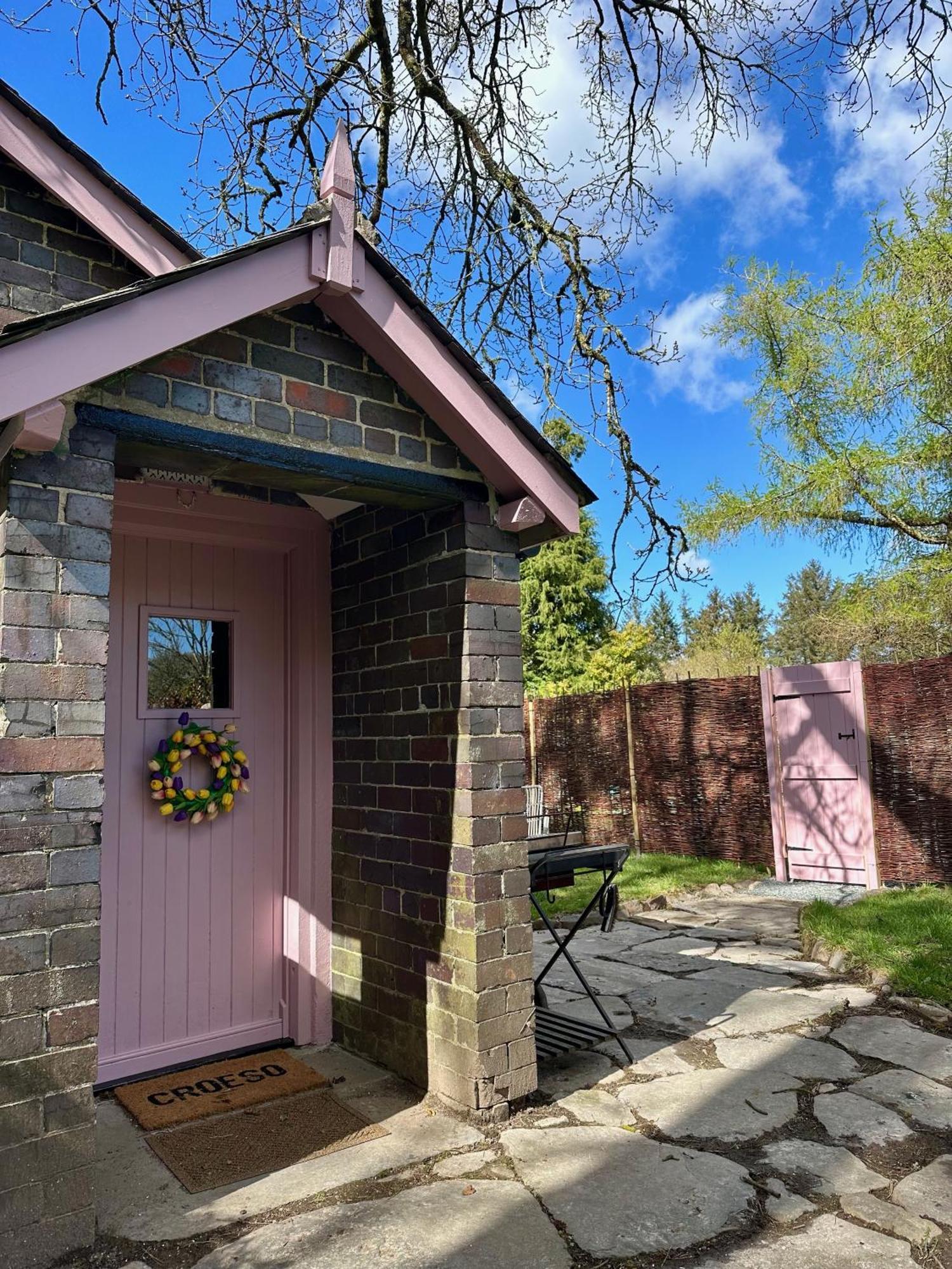 Tiny Romantic Retreat With Hot Tub On A Country Estate Near Cardigan Bay In Eryri Snowdonia Llanbedr  Exteriör bild