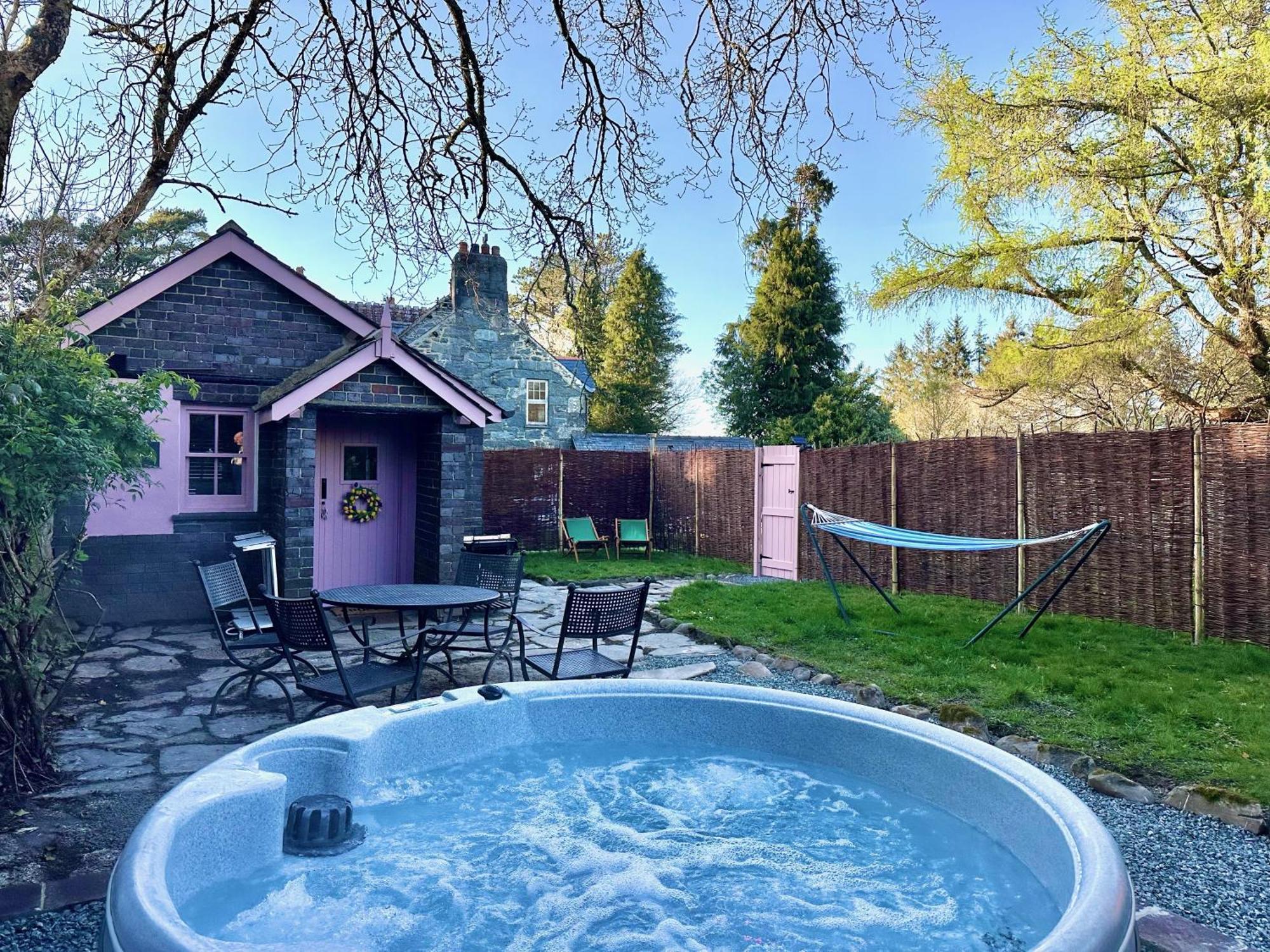 Tiny Romantic Retreat With Hot Tub On A Country Estate Near Cardigan Bay In Eryri Snowdonia Llanbedr  Exteriör bild