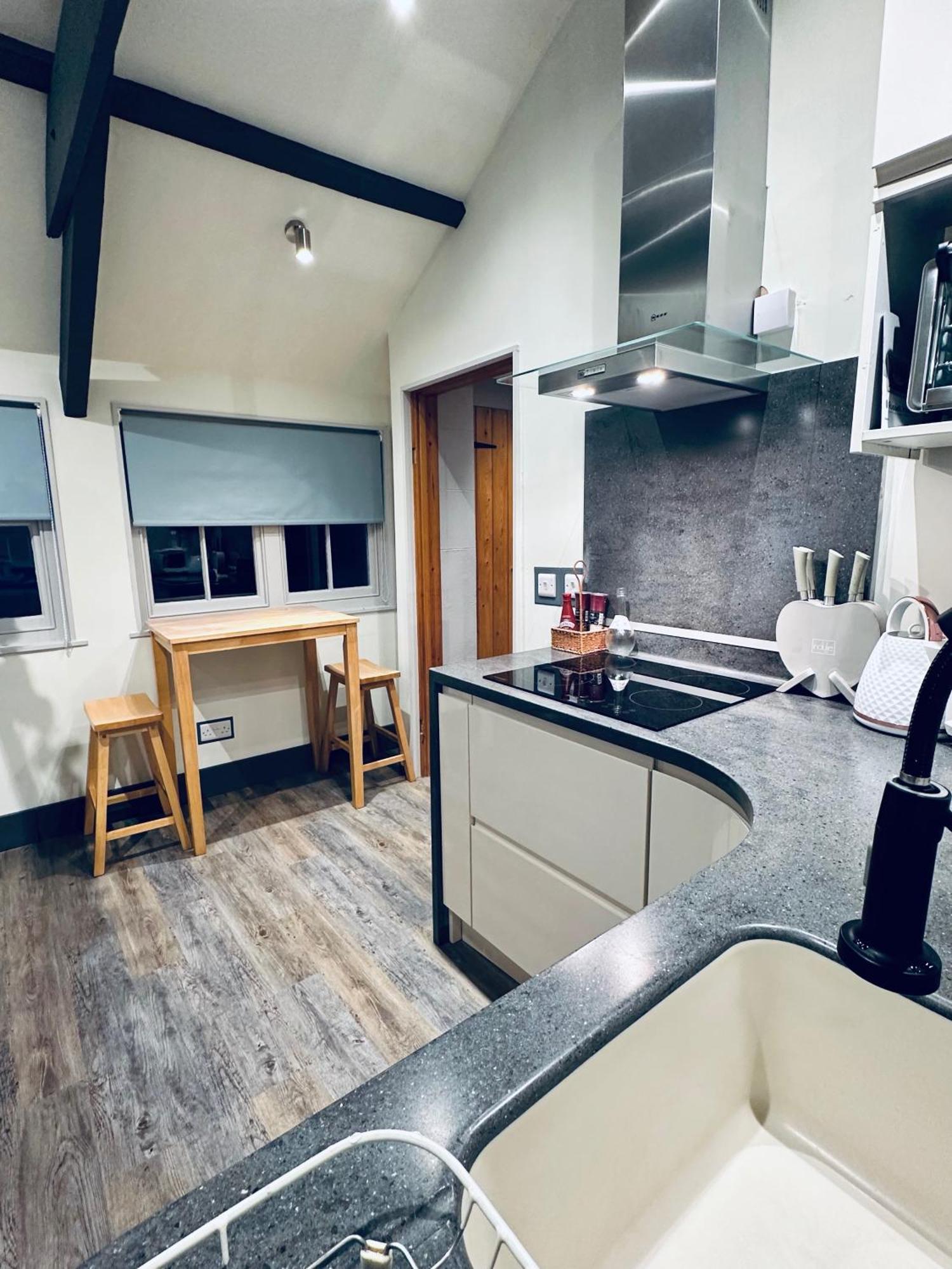 Tiny Romantic Retreat With Hot Tub On A Country Estate Near Cardigan Bay In Eryri Snowdonia Llanbedr  Exteriör bild