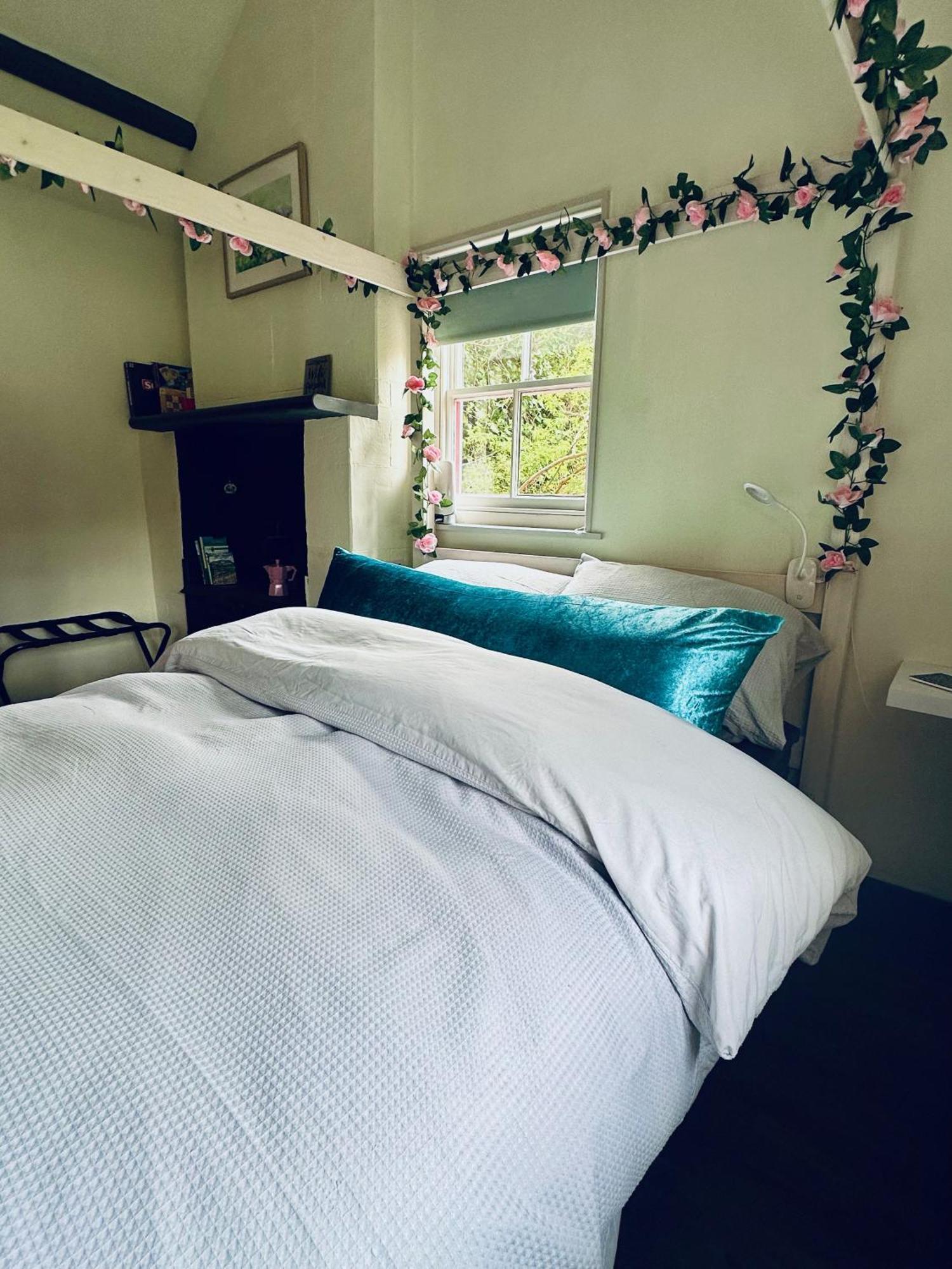 Tiny Romantic Retreat With Hot Tub On A Country Estate Near Cardigan Bay In Eryri Snowdonia Llanbedr  Exteriör bild